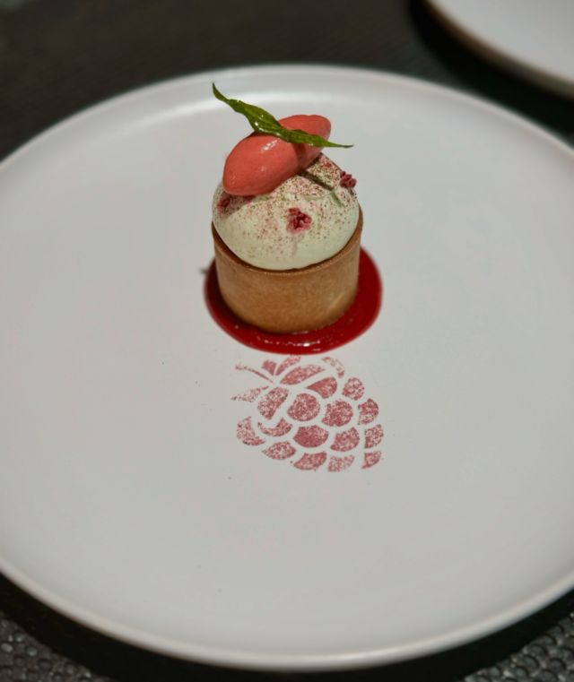 🤤Juste une gourmandise …

#pâtisserie #dessert #àlassiette #pastropsucré #framboises #fruits #saison #fraîcheur #miammiam #restaurant #lulurouget #nantes