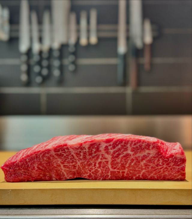 🐂🥩🤩

Le magnifique bœuf Wagyu de mon ami Manu

C’est local et c’est d’la balle !!!

Ici un morceau de basse côte que nous allons prendre plaisir à décliner dans notre menu quintessence .

À vite, non ? 😉

#produitsmagiques #produitsdexception #local #élevage #respectanimal #danslesrèglesdelart #cuisine #restaurant #lulurouget #nantes